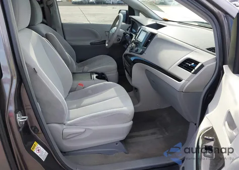 2012 Toyota Sienna Le V6 8 Passenger z USA, uszkodzony, nr VIN 5TDKK3DC5CS224598